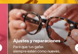 Manos ajustando una montura de gafas